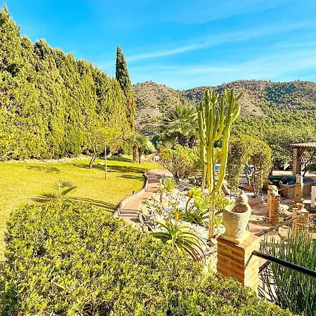 Hazilla De Raya Villa